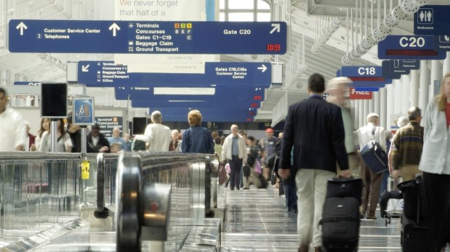 Airport एयरपोर्ट पर चेकिंग के दौरान अगर आपने भूल कर भी ले लिया 'बम' का नाम, फिर क्या होगा आपके साथ?