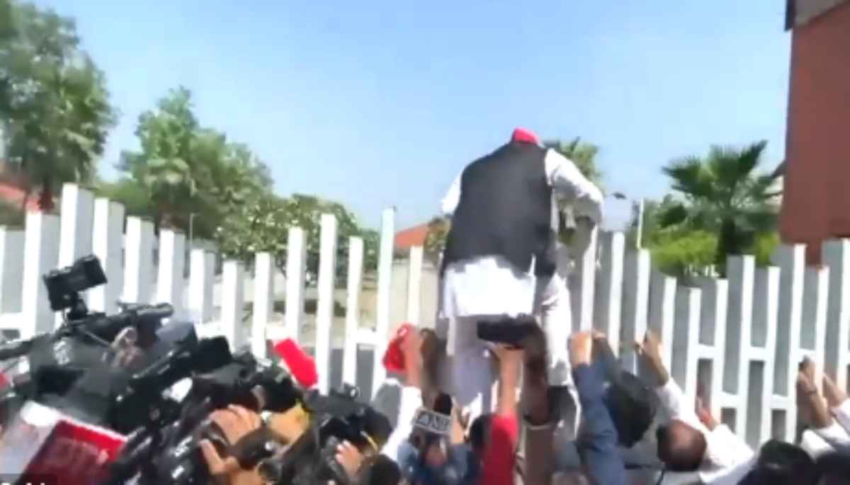 अखिलेश यादव ने 8 फीट का गेट फांद किया जेपी की मूर्ति पर माल्यार्पण, LDA ने जड़ दिया था ताला
