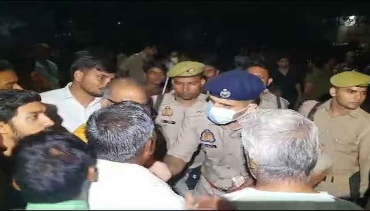 अलीगढ़ में उपद्रवियों ने राम बारात का रास्ता रोका, लहराई तलवारें, चंडौस में भारी फोर्स तैनात