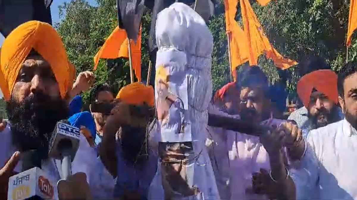 मध्यप्रदेश में टिकट न मिलने पर कांग्रेसी नाराज, जलाया अपने ही प्रत्याशी का पुतला, लगाए गंभीर आरोप