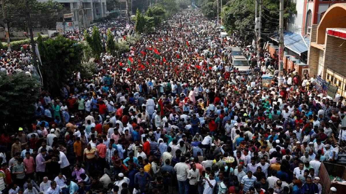 शेख हसीना के खिलाफ सड़कों पर क्यों उतरी 1 लाख लोगों की भीड़? एक अधिकारी की मौत, 100 से ज्यादा घायल