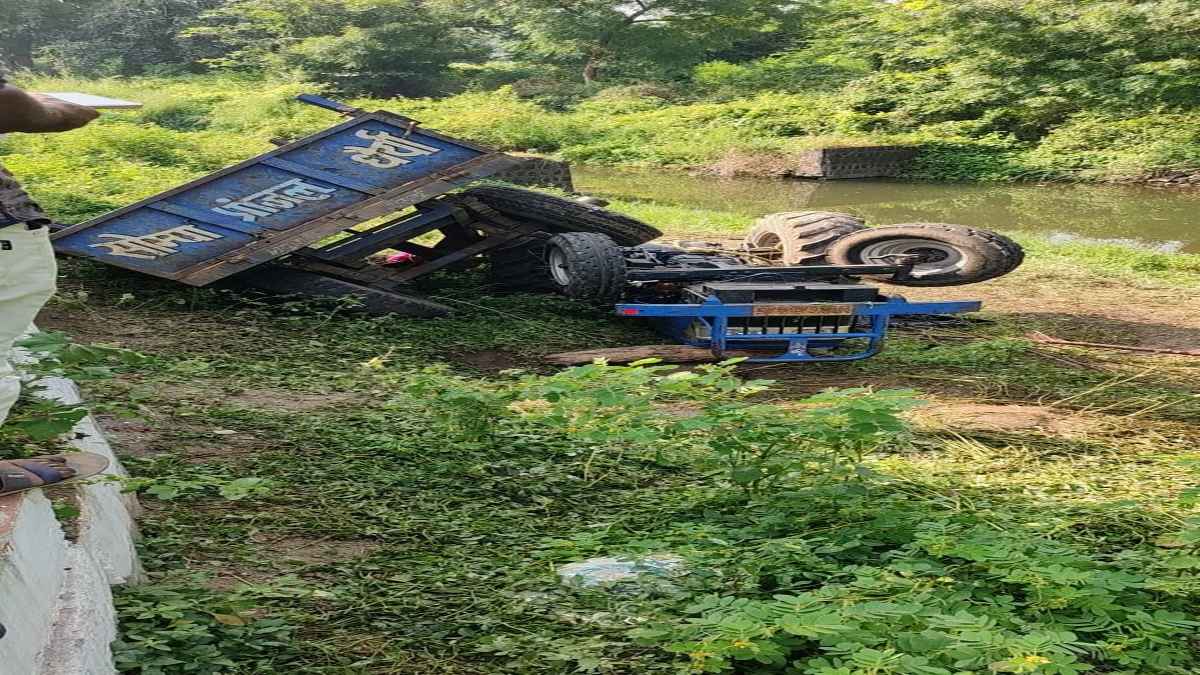 मध्य प्रदेश में मजदूरों से भरी ट्रैक्टर-ट्रॉली पलटी, सूअर को बचाने के चक्कर में गई तीन की जान