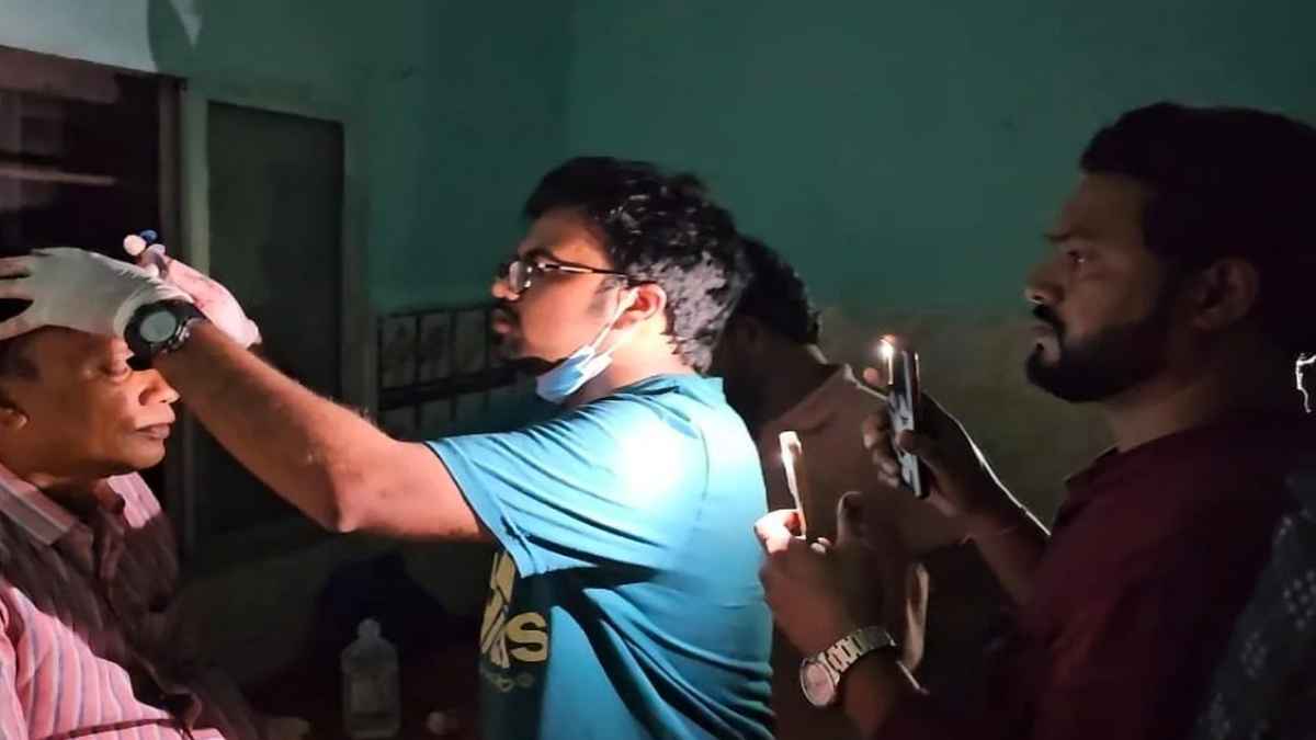 Chhattisgarh: 5 दिनों से अस्पताल में नहीं थी बिजली, टॉर्च जलाकर डॉक्टरों को करना पड़ा इलाज