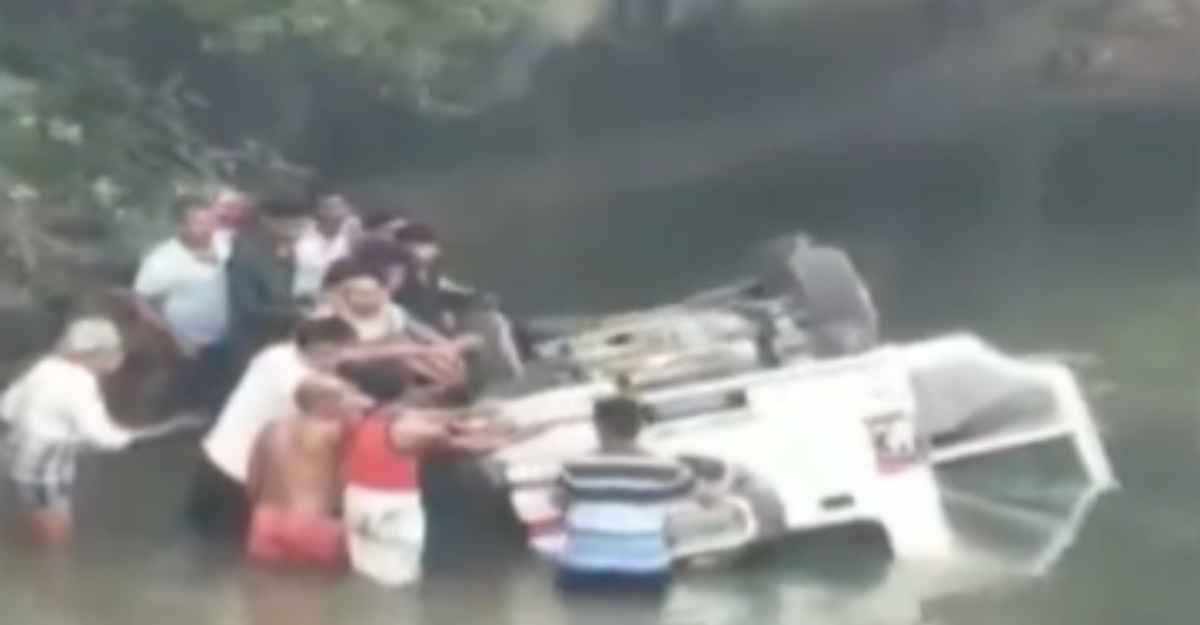 Deoghar Accident: अचानक पुल से नीचे गिरी कार, दो मासूमों समेत एक ही परिवार के 5 लोगों की मौत