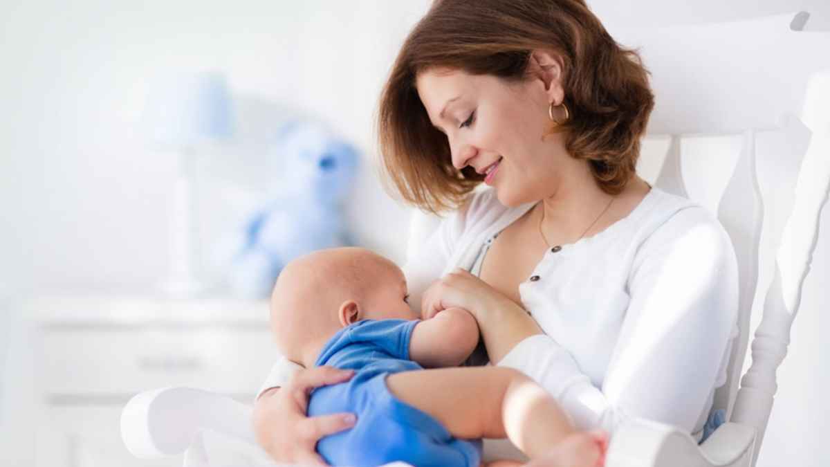 ब्रेस्टफीडिंग करा रही महिला के ऊपर गिरी बिजली, बच्चा सुरक्षित पर मां के कान का पर्दा फटा