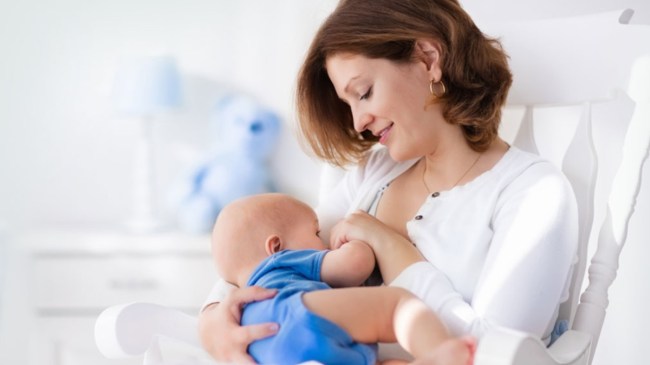 Breastfeeding ब्रेस्टफीडिंग करा रही महिला के ऊपर गिरी बिजली, बच्चा सुरक्षित पर मां के कान का पर्दा फटा