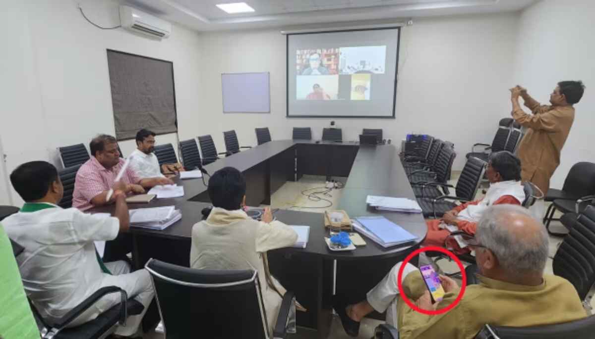 कांग्रेस की बैठक के बीच Candy Crush खेलते दिखे सीएम बघेल, भाजपा आईटी सेल ने शेयर की फोटो