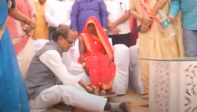 CM Shiv Raj Singh Chouhan Washing Feet Woman Viral Video