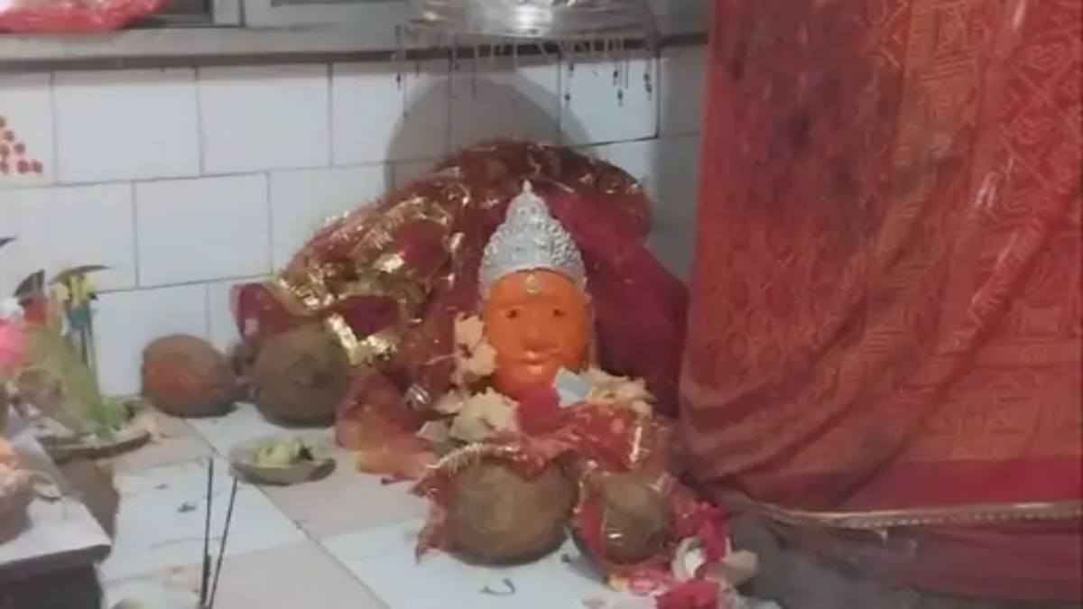 छत्तीसगढ़ में जंगलों के बीच मां का अनोखा मंदिर, मान्यता- दरबार में अर्जी लगाओ, तब मिलेगी जलाने को लकड़ी