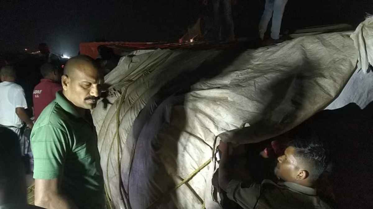 छत्तीसगढ़ में बीच सड़क ट्रक पलटा, चावल की बोरियों के नीचे दबने से 2 मरे, हाईवे पर वाहनों की लगी कतारें