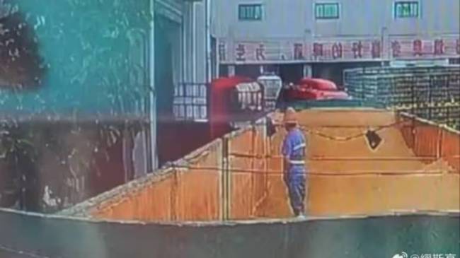 Chinese Man Urinated in Beer Container