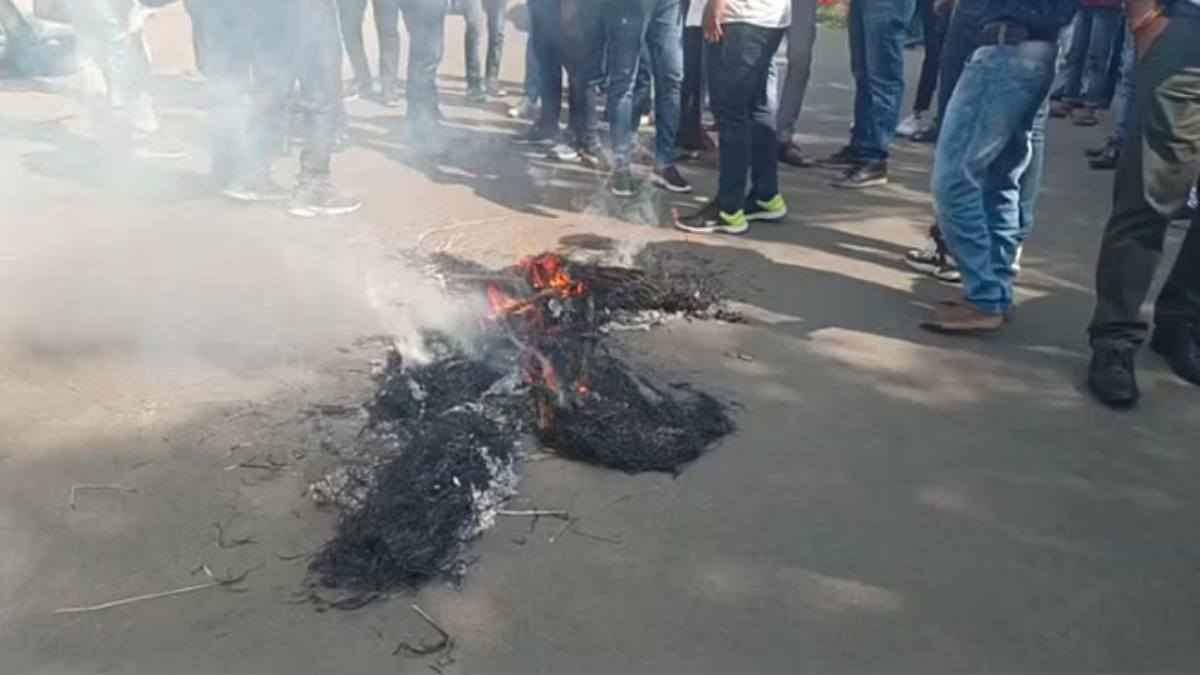 मध्य प्रदेश में कांग्रेस प्रत्याशियों का विरोध जारी, गुस्साए कार्यकर्ताओं ने दिग्विजय का पुतला जलाया, फोटो पर पोती कालिख