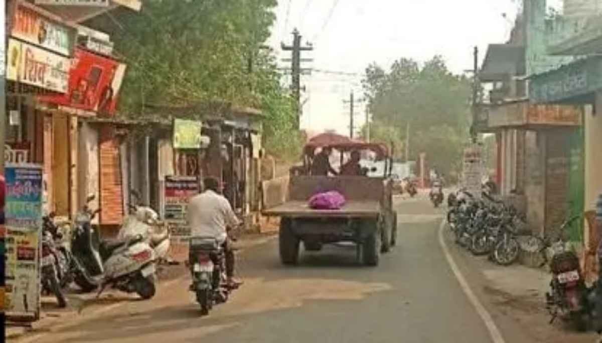 मौत के बाद शव की बेकद्री, कचरा उठाने वाले ट्रैक्टर से पहुंचाया श्मशान घाट