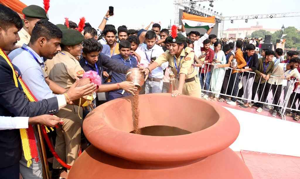 कर्तव्य पथ पहुंची अमृत कलश यात्रा में दिखी एकता की मिसाल, PM मोदी करेंगे अमृत महोत्सव स्मारक और अमृत वाटिका का उद्घाटन