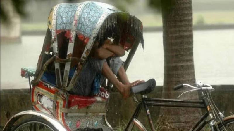Drunken woman molests rickshaw Puller doing obscene acts on road