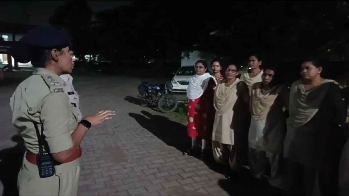 छत्तीसगढ़ DSP की सराहनीय पहल, शुरू किया 'स्वच्छता अभियान'; रात में खुद फील्ड में कर रहीं सरप्राइज चैकिंग