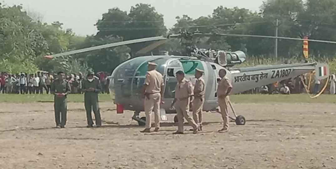प्रयागराज में वायुसेना के हेलिकाॅप्टर की इमरजेंसी लैंडिंग, तकनीकी खराबी के बाद खेत में उतारा गया