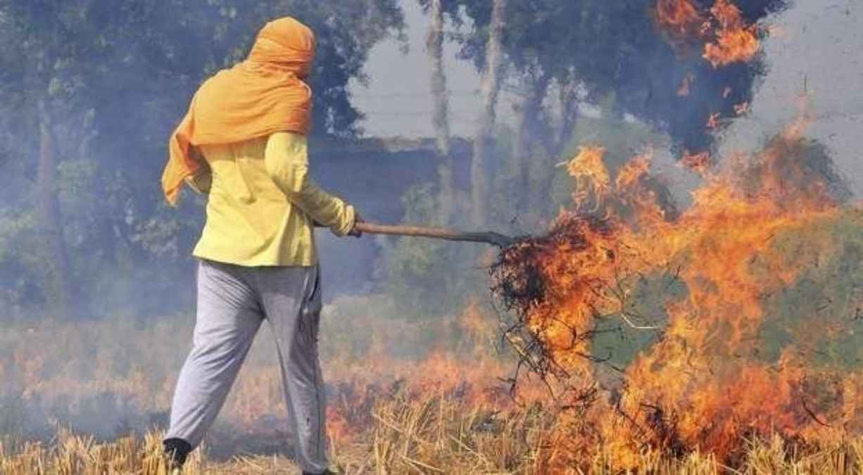 UP : सैटेलाइट तस्वीरों में पराली जलाते दिखे किसान, डीएम ने लगाया 15 हजार रुपये तक का जुर्माना
