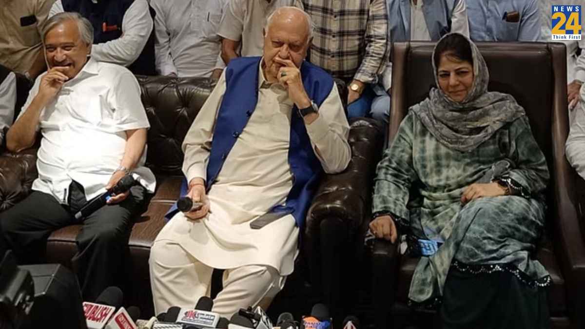 फारूक अब्दुल्ला का बड़ा सवाल, जम्मू-कश्मीर में सब ठीक तो फिर क्यों नहीं कराए जा रहे चुनाव? क्यों सस्पेंड है संविधान?