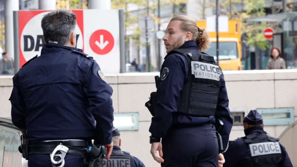 Paris, woman shouting, metro station, police, shot, France, terorrist