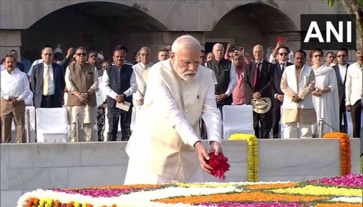 गांधी जयंती पर राष्ट्रपति द्रौपदी मुर्मू और पीएम मोदी ने राजघाट पहुंचकर बापू को किया नमन