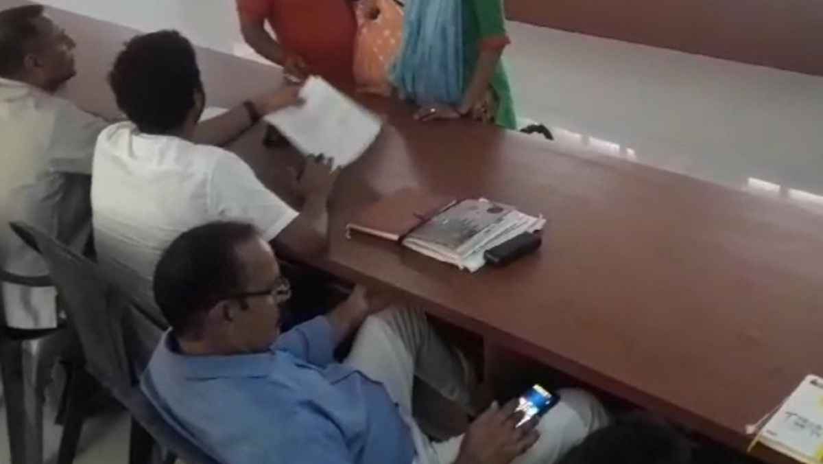 यूपी की जनता त्रस्त... अफसर 'लूडो' खेलने में व्यस्त, ऐसे उड़ रहीं सीएम योगी के निर्देशों की धज्जियां