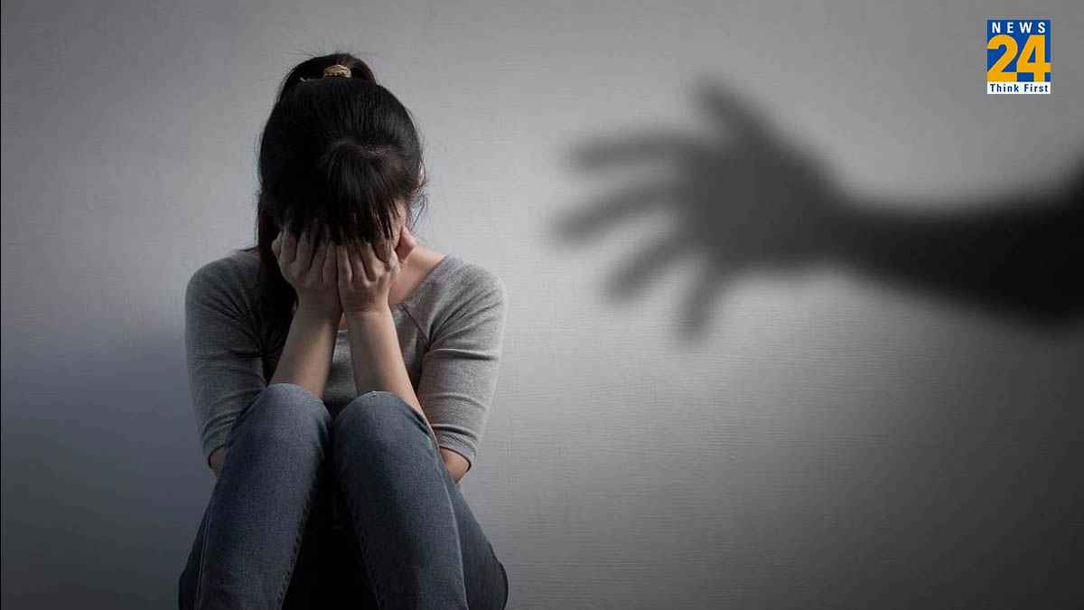 पार्क में मंगेतर संग बैठी युवती से पुलिसकर्मियों ने की गलत हरकत, धमकी देकर यूपीआई करवाए हजार रुपये