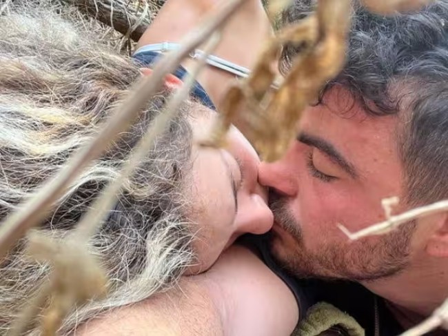 Israel Hamas War Couple Kissing Photo Viral