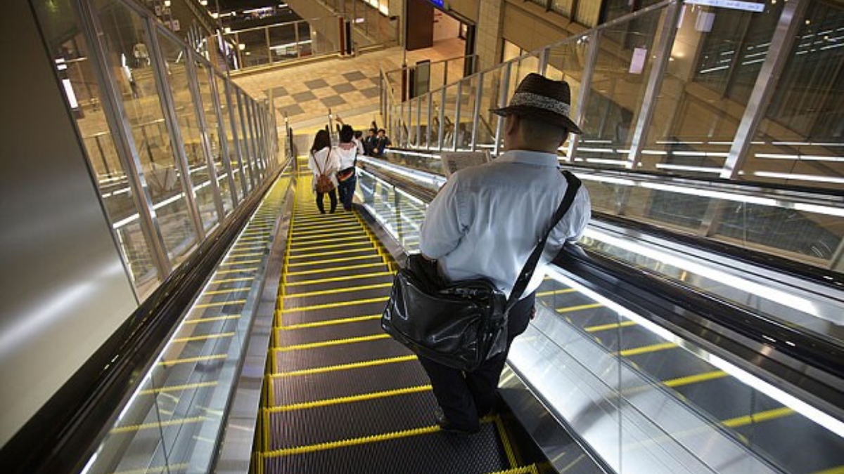 दुनिया का ऐसा शहर, जहां पर 'Escalator' पर चलना है बैन, चेतावनी के लिए लगे हैं पोस्टर