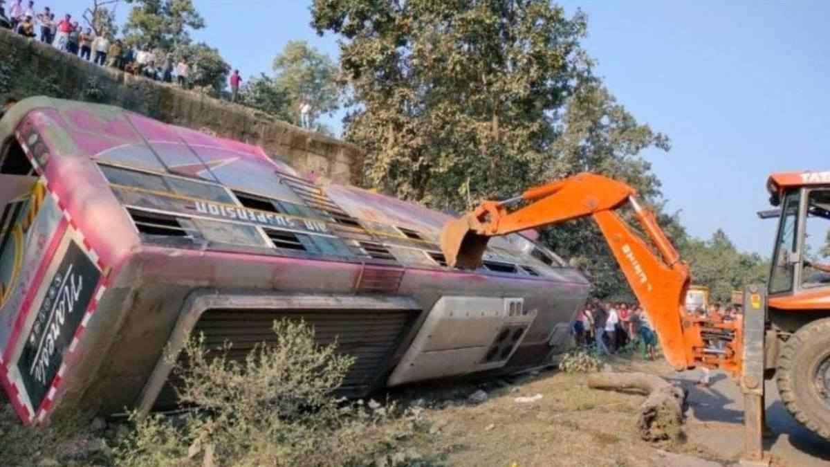 बिलासपुर में केंदा घाटी में गिरी बस, 2 सवारियों की मौत, 40 घायल; प्रयागराज जाने के लिए निकली थी
