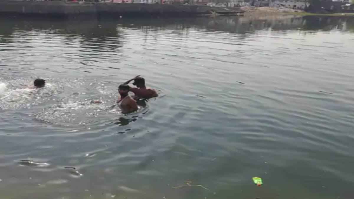 अस्थिविसर्जन करने गया परिवार नहर में डूबा; हाथ का इशारा देख फरिश्ता बना कार चालक, 8 में से 6 को बचाया