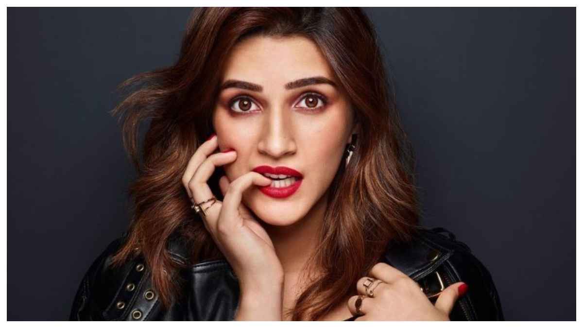 Kriti Sanon का हॉट लुक देख बढ़ी फैंस के दिलों की धड़कनें, सोशल मीडिया पर एक्ट्रेस का वीडियो वायरल