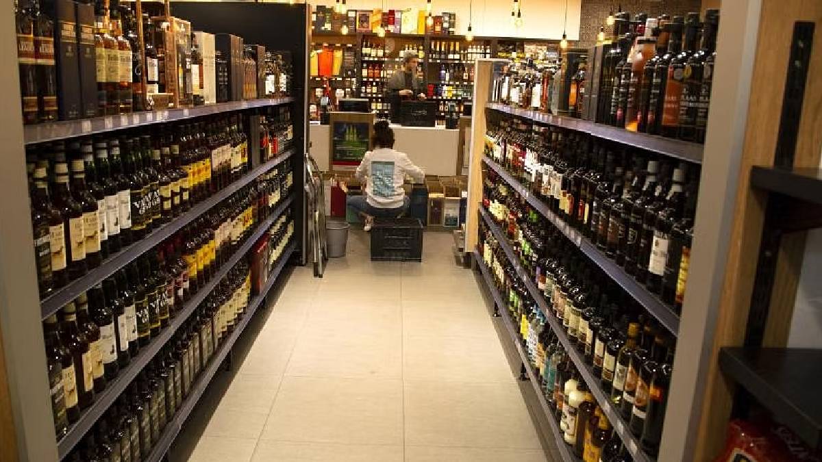 Liquor Shortage Delhi Restaurants Due To Extended Weekend