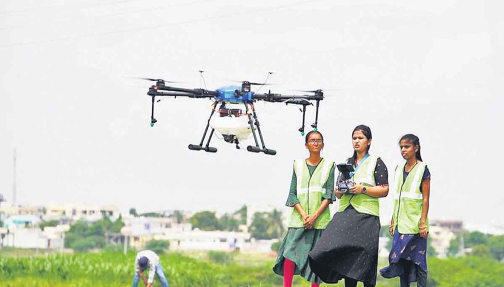 ड्रोन उड़ाने की ट्रेनिंग देकर 2 करोड़ महिलाओं को 'लखपति दीदी' बनाएगी मोदी सरकार