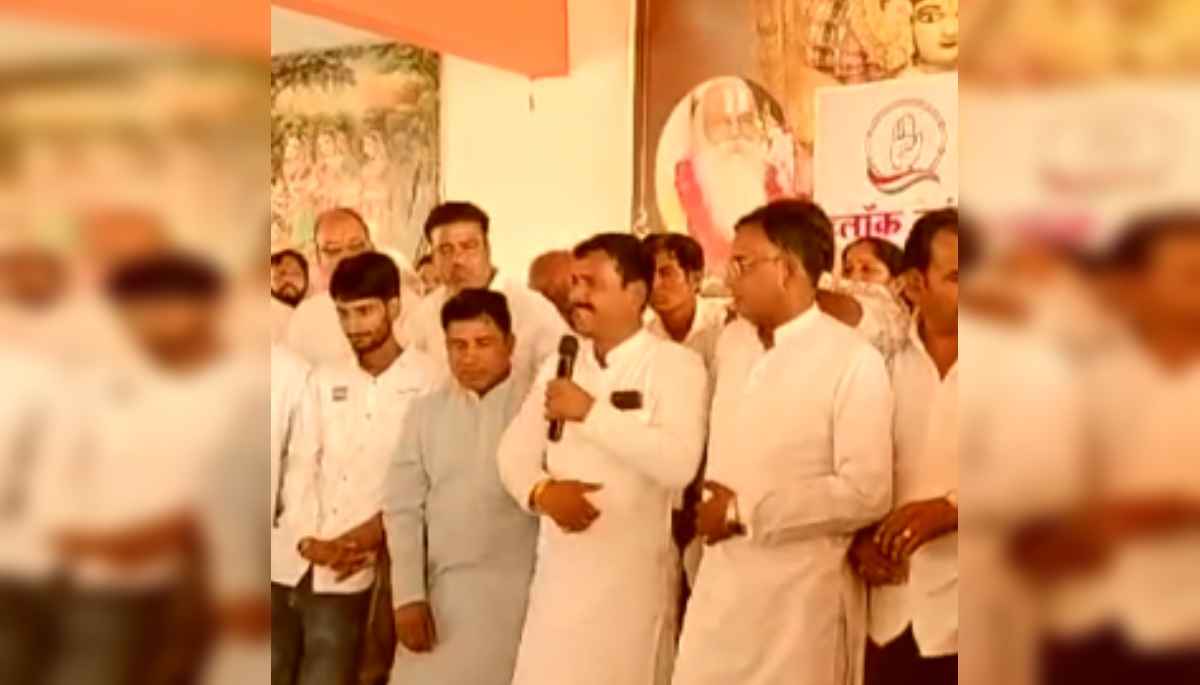 Watch Video: मंच पर फूट-फूटकर क्यों रोया कांग्रेस का यह प्रत्याशी? देखें वीडियो