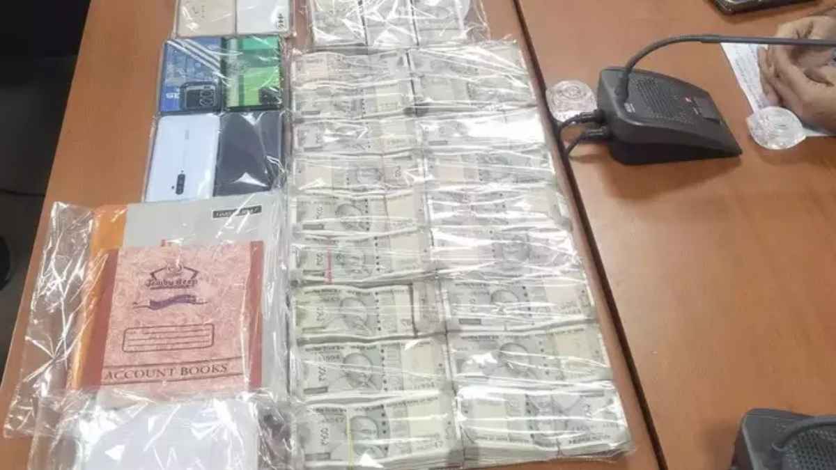घर में चल रहा था भारत-पाकिस्तान वर्डकप मैच पर 'सट्टेबाजी का खेल', पुलिस की छापेमारी में लाखों का कैश बरामद