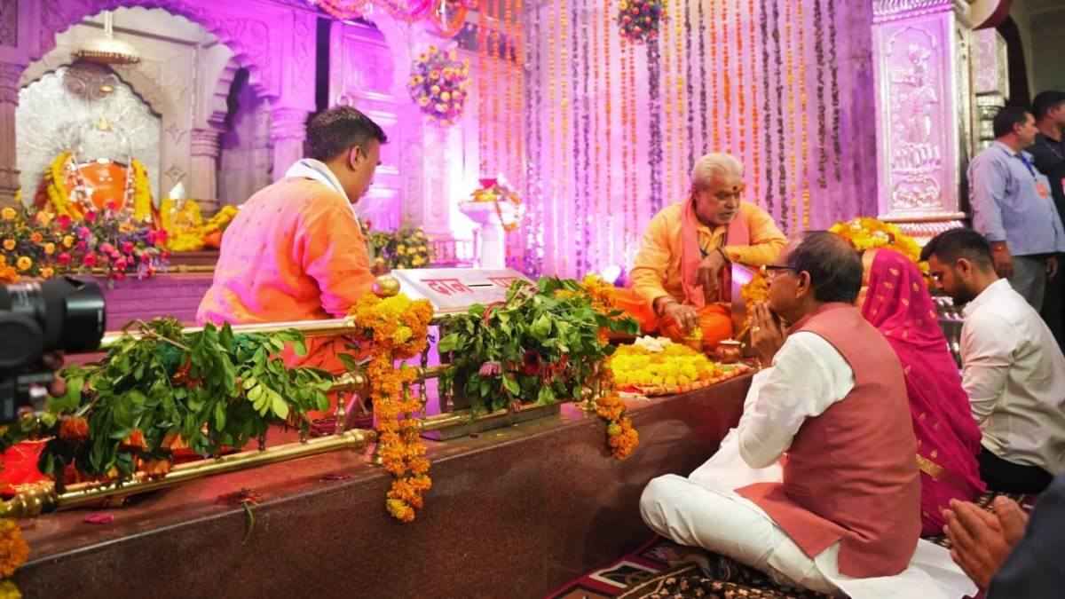 मध्य प्रदेश के CM की नवरात्रि पूजा, पत्नी के साथ मां विजयासन के मंदिर में दिखे, बोले- जीत का आशीर्वाद लिया