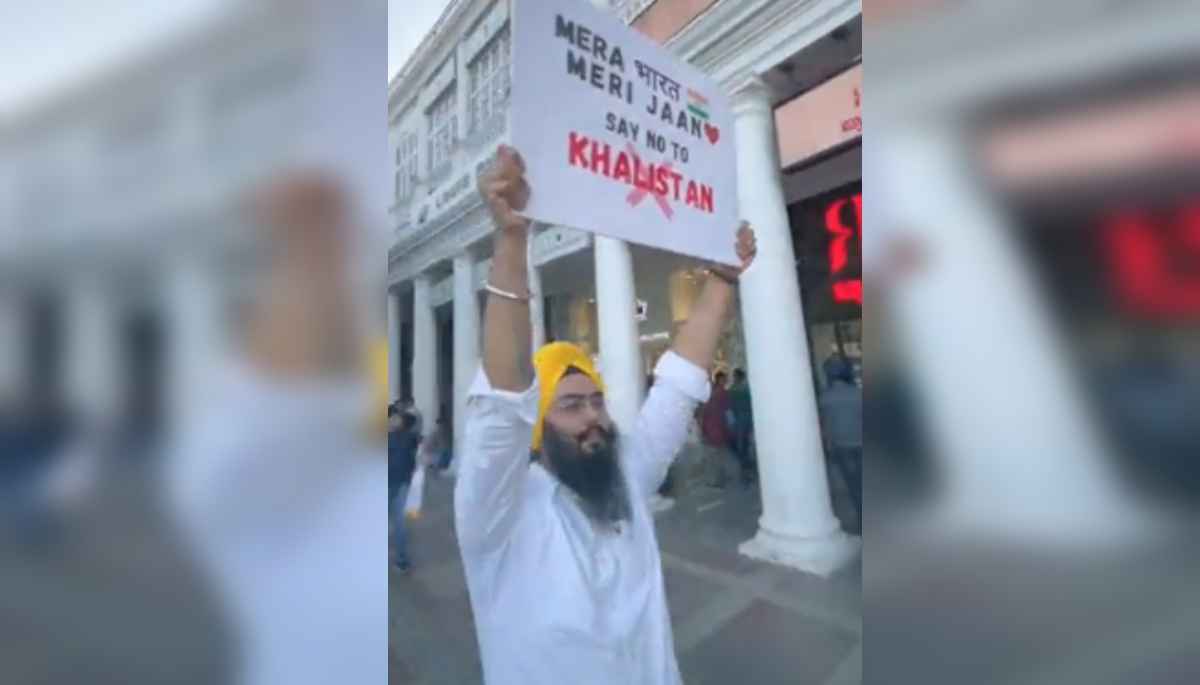 Viral Video: Say No To Khalistan... दिल्ली के कनाॅट प्लेस में सिख युवक ने लहराया पोस्टर, लिखा- 'मेरा भारत मेरी जान'