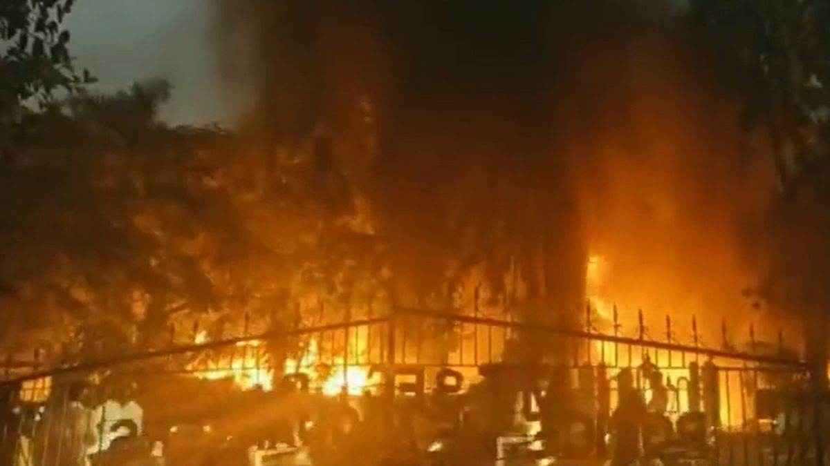 मराठा आरक्षण की मांग उग्र; दो NCP विधायकों और एक पूर्व मंत्री का घर फूंका, बीड में कर्फ्यू लागू-इंटरनेट बंद
