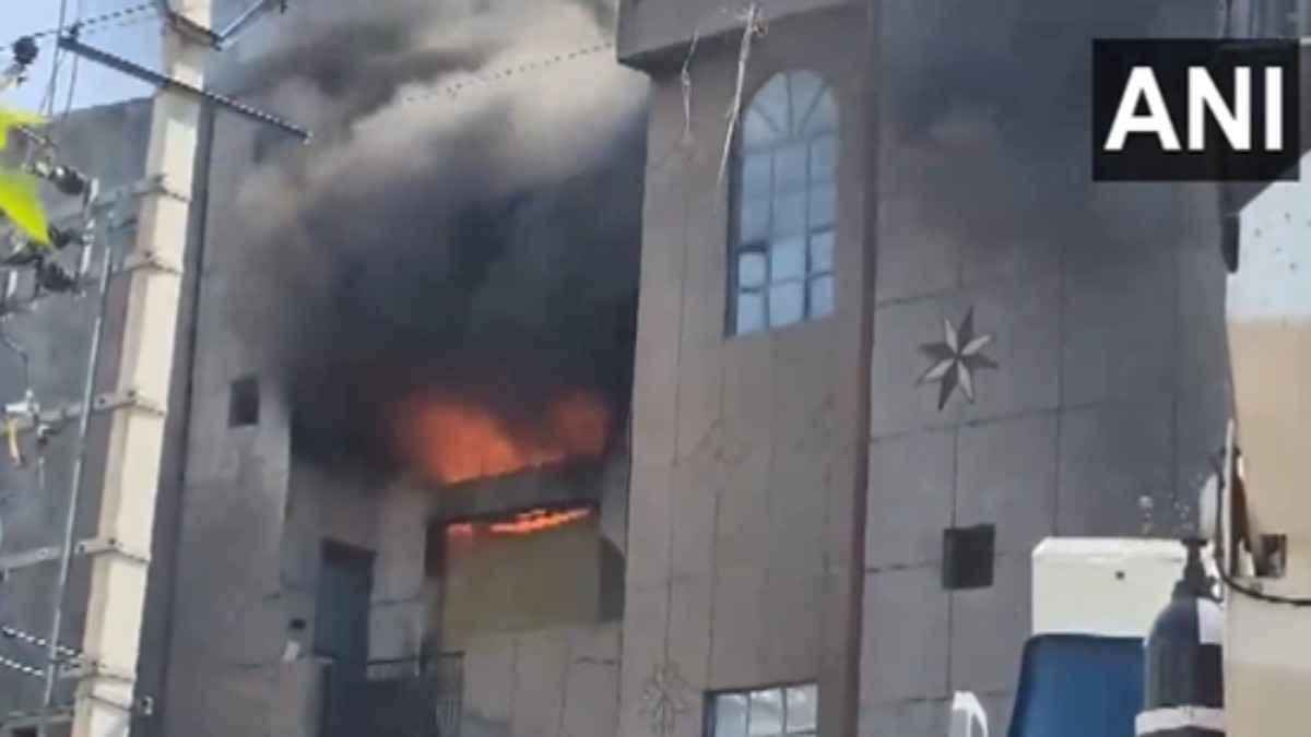 दिल्ली के बवाना में फैक्ट्री में भीषण आग, मौके पर पहुंची फायर ब्रिगेड की 26 गाड़ियां