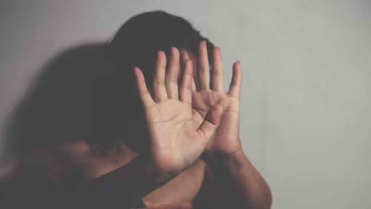 किशोरी को बंधक बनाकर युवक ने लूटी इज्जत, बाहर दोस्त ने की रखवाली; मां को कमरे में निर्वस्त्र मिली बेटी