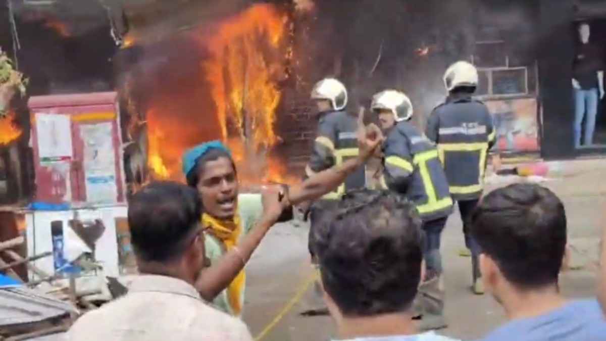 मुंबई में 18 दिन में दूसरा बड़ा अग्निकांड: ATM में लगी आग ने राख किए दो घर, एक मेडिकल स्टोर