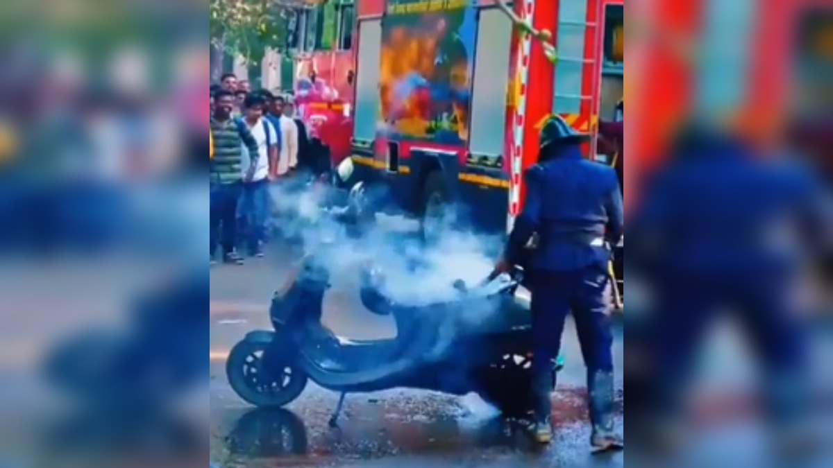Ola E-scooter catches fire in Pune, Ola, Ola E-scooter, Ola E-scooter fire, Ola Video Viral, Social Media, Trending Video