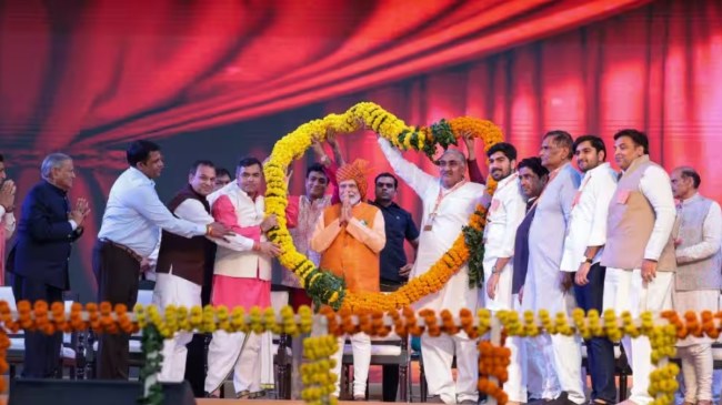 डिजिटल ट्रांजेक्शन से लेकर मेड इन इंडिया प्रोडक्ट को बढ़ावा देने तक, दशहरे के मौके पर PM मोदी ने दिलाए10 संकल्प