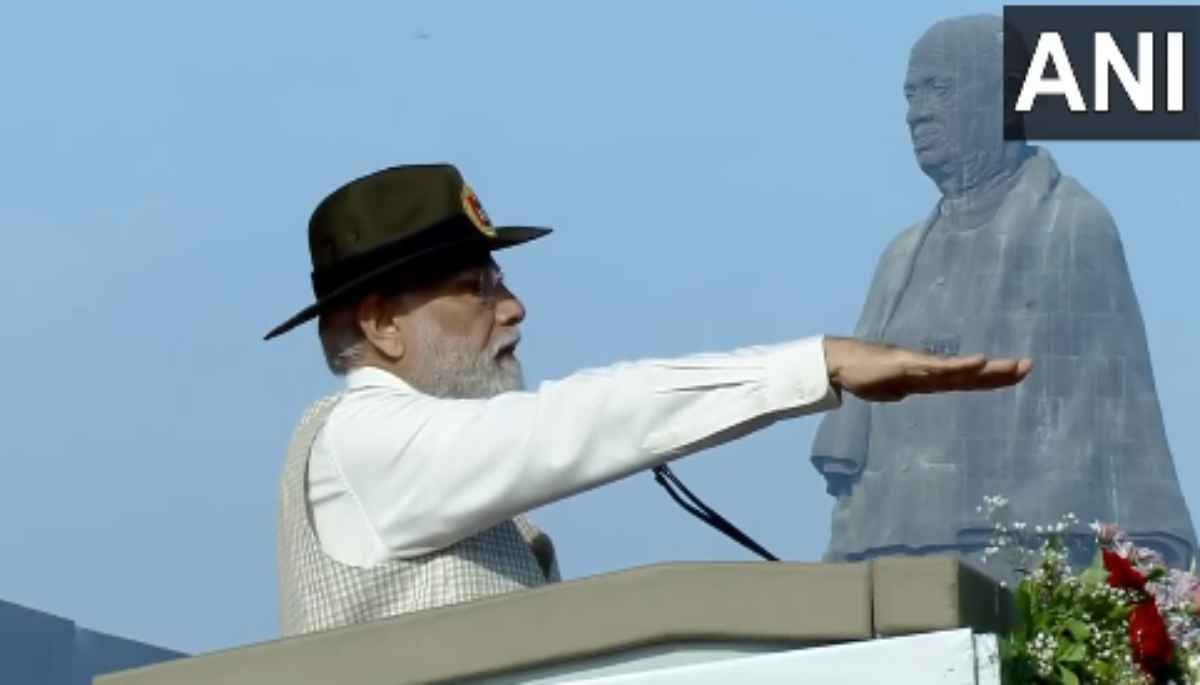 पीएम मोदी ने केवड़िया में सरदार पटेल को दी श्रद्धांजलि, कहा- हमारे देश की नियति को दिया आकार