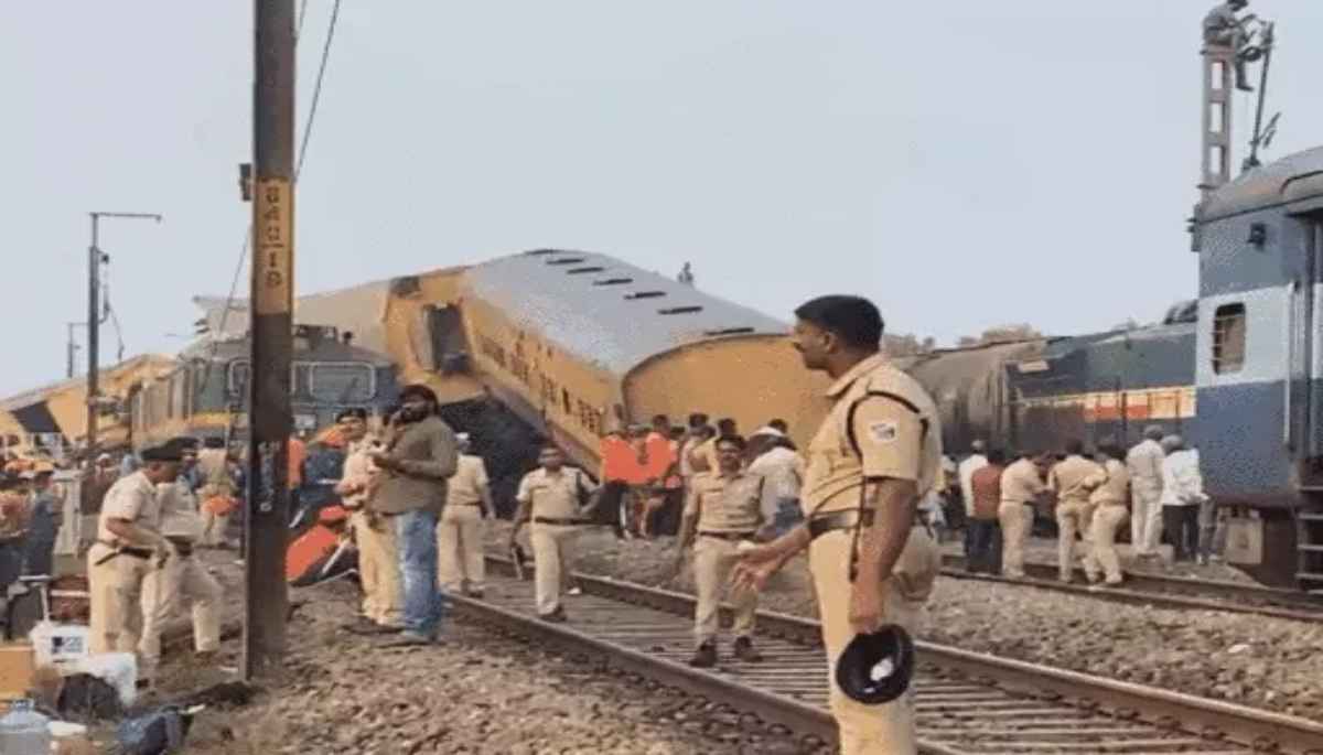 आंध्रप्रदेश के विजयनगरम में 2 ट्रेनें टकराईं; 14 की मौत, 50 यात्री घायल, मानवीय भूल के चलते हुआ हादसा