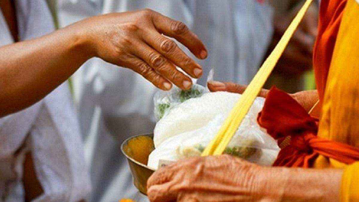 Pitru Paksha 2023 Daan: पितृ पक्ष में भूलकर भी ना करें 5 चीजों का दान, पितर हो जाते हैं नाराज