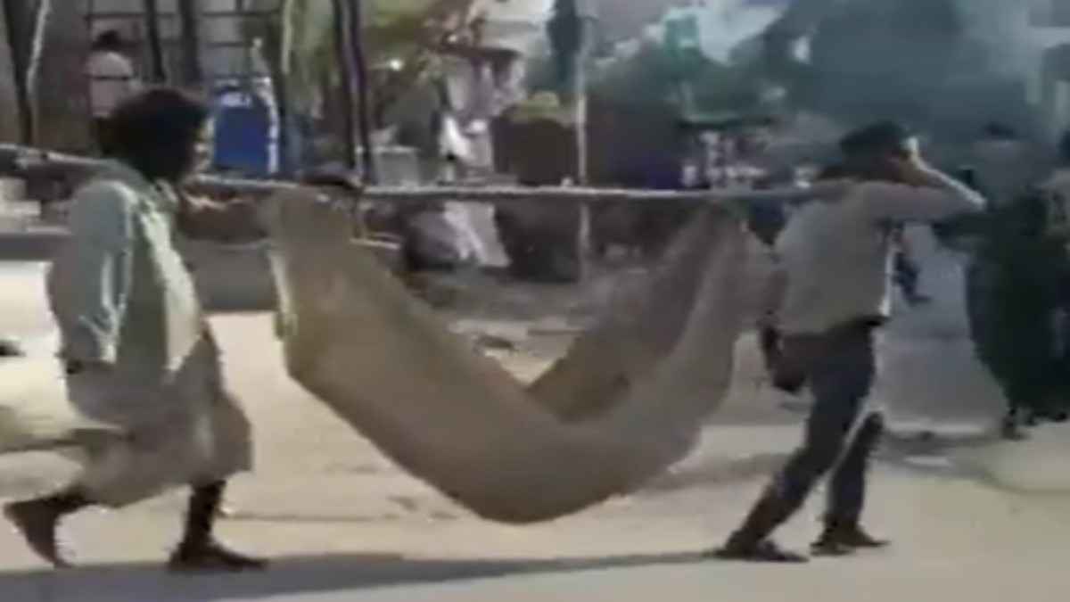 एक शव यात्रा ऐसी भी... पत्नी के पार्थिव शरीर को गठरी में ले जाना पड़ा, जिसने भी देखा वो रो पड़ा, Watch Video