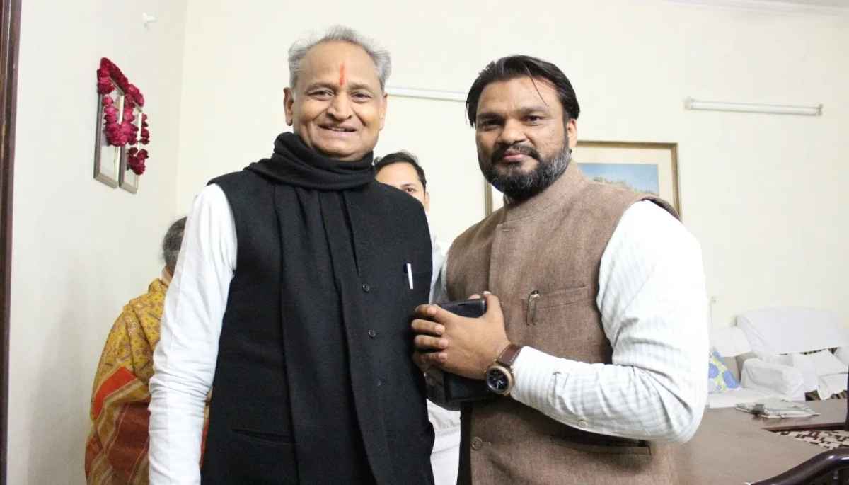 गहलोत के OSD भीलवाड़ा से लड़ सकते हैं चुनाव! दबाव बनाने के लिए समर्थकों को सीएम हाऊस बुलाया