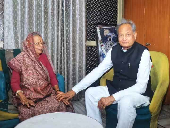 टिकट कटने के बाद 'जीजी' से मिलने पहुंचे सीएम गहलोत, कांग्रेस सूरसागर से बना सकती हैं उम्मीदवार!